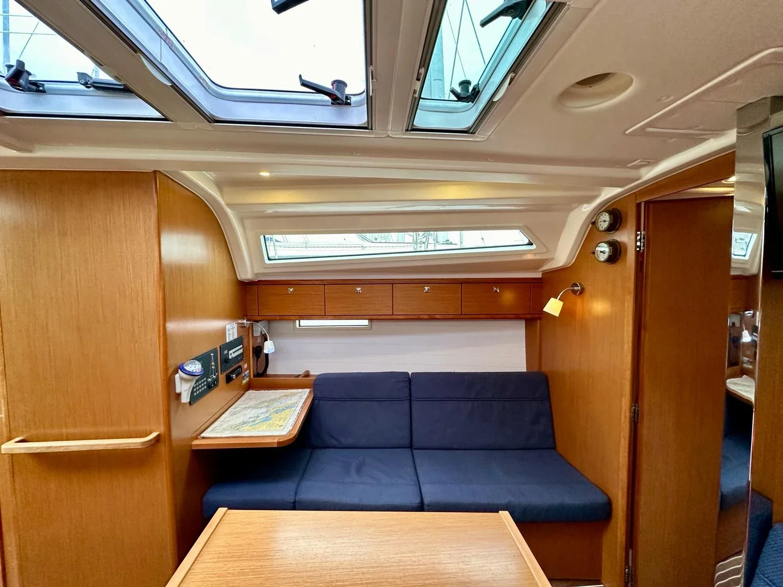 Yacht BAVARIA Cruiser 37 - Maestral