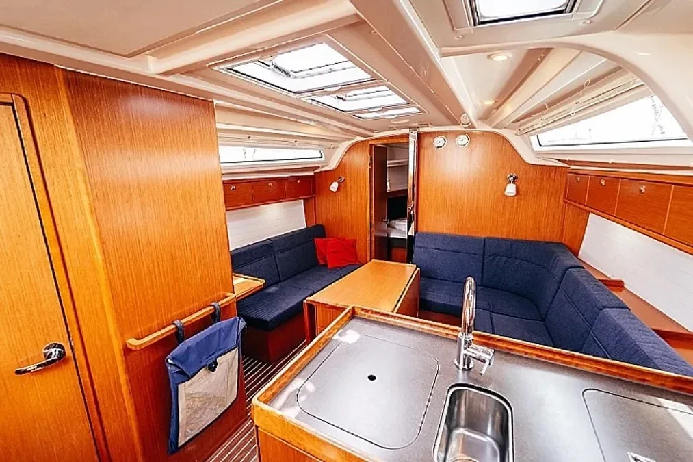 Yacht BAVARIA Cruiser 37 - Blue Tone