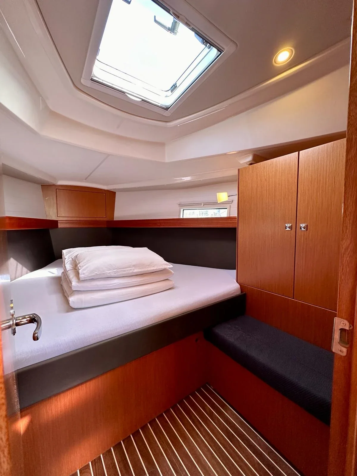 Yacht BAVARIA Cruiser 37 - Emerald