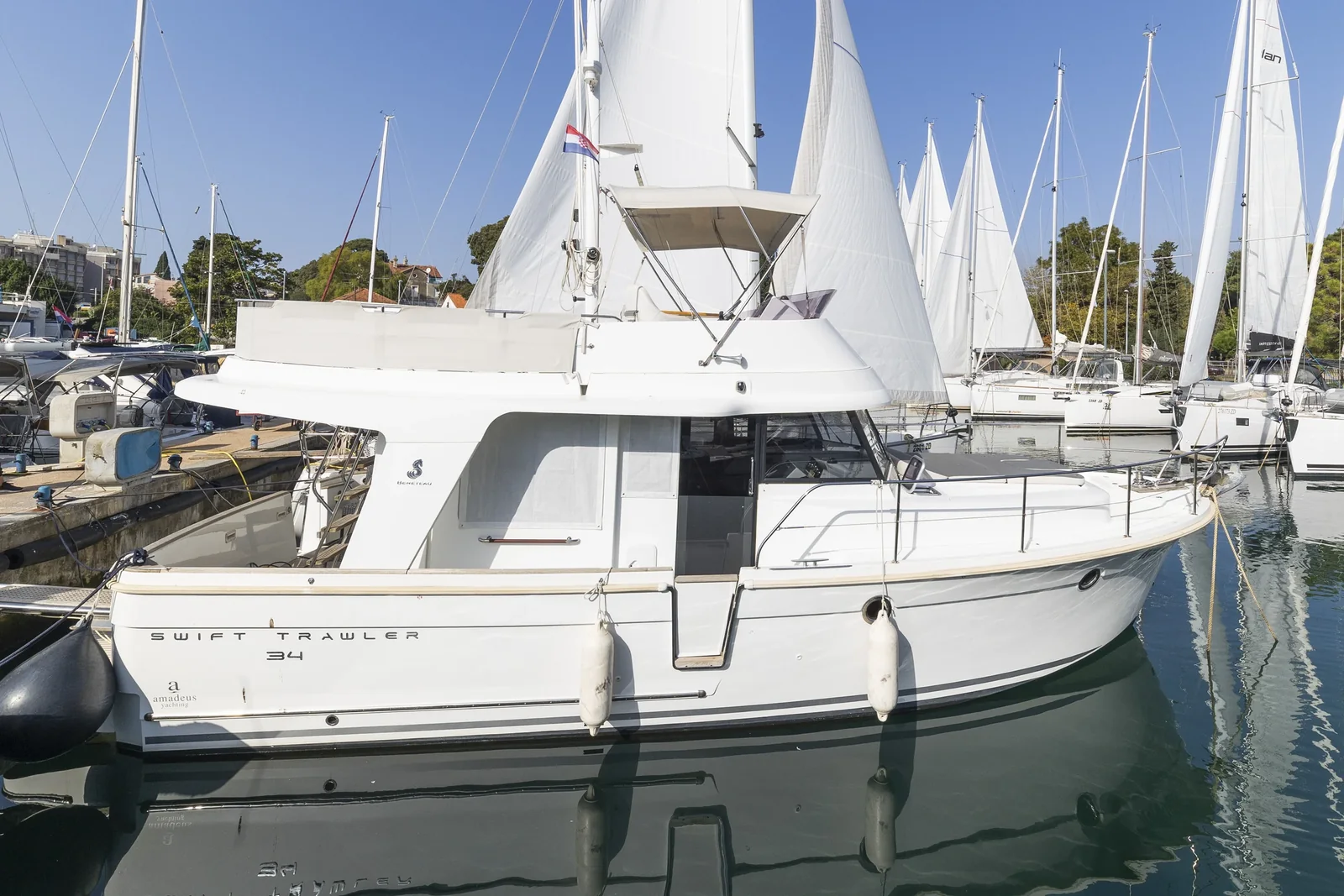 Yacht BENETEAU Swift Trawler 34 fly - Blue Sky