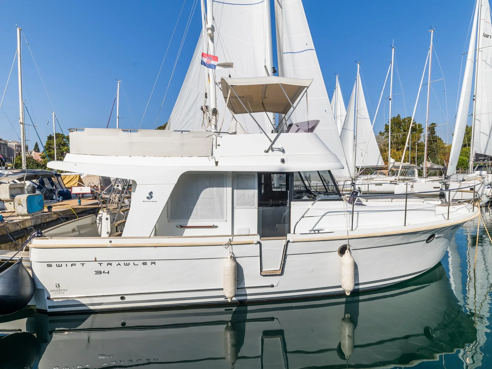 Yacht BENETEAU Swift Trawler 34 fly - Blue Sky - Foto 1