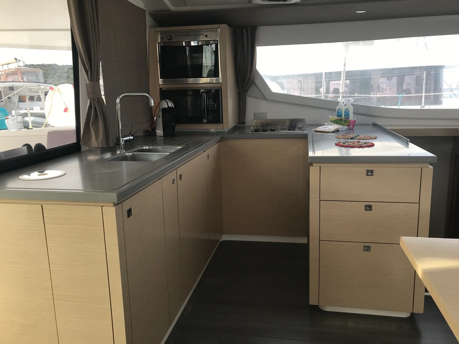 Yacht FOUNTAINE PAJOT Helia 44 - Pixie Dixie - Foto 1