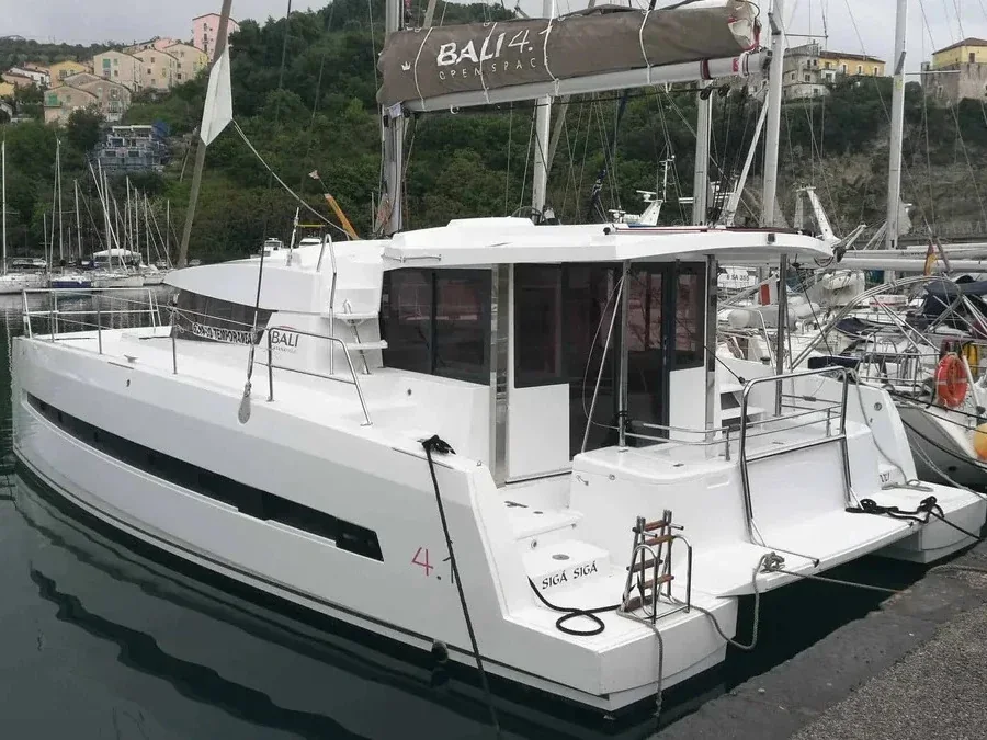 Yacht CATANA Bali 4.1 - Siga Siga