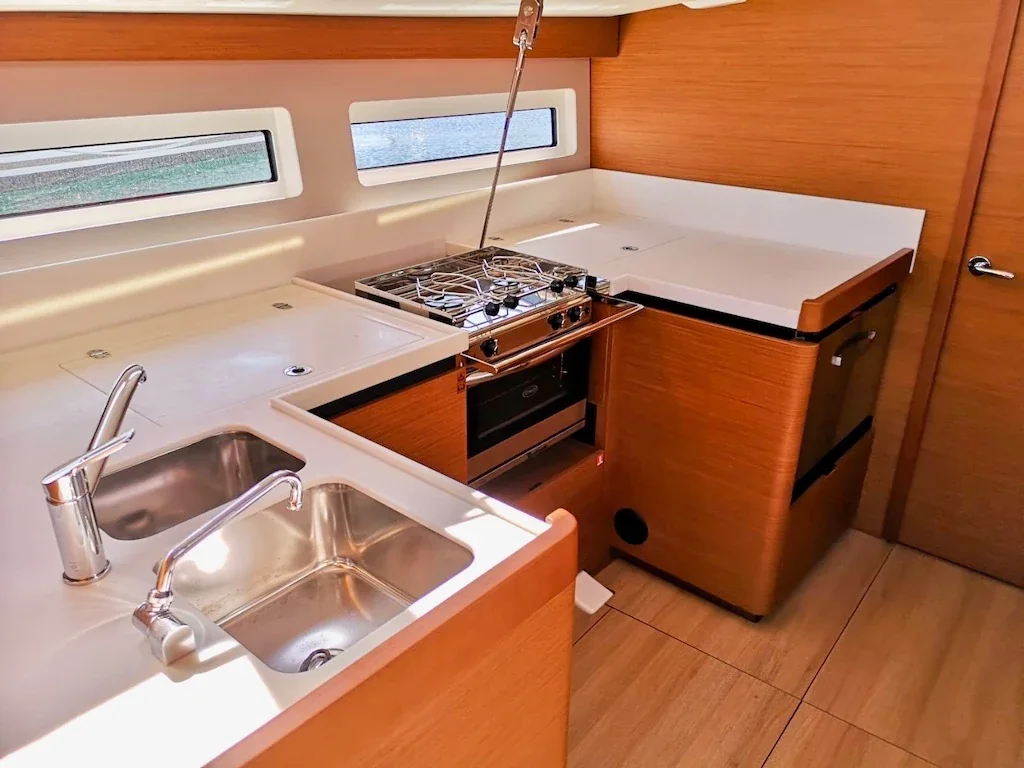 Yacht JEANNEAU Sun Odyssey 490 - Persik