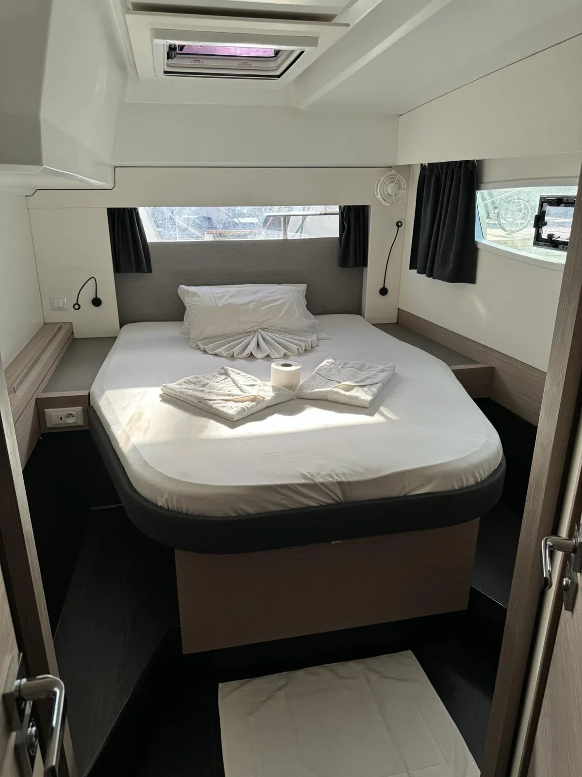 Yacht FOUNTAINE PAJOT Astrea 42 - Roxy II - Foto 11