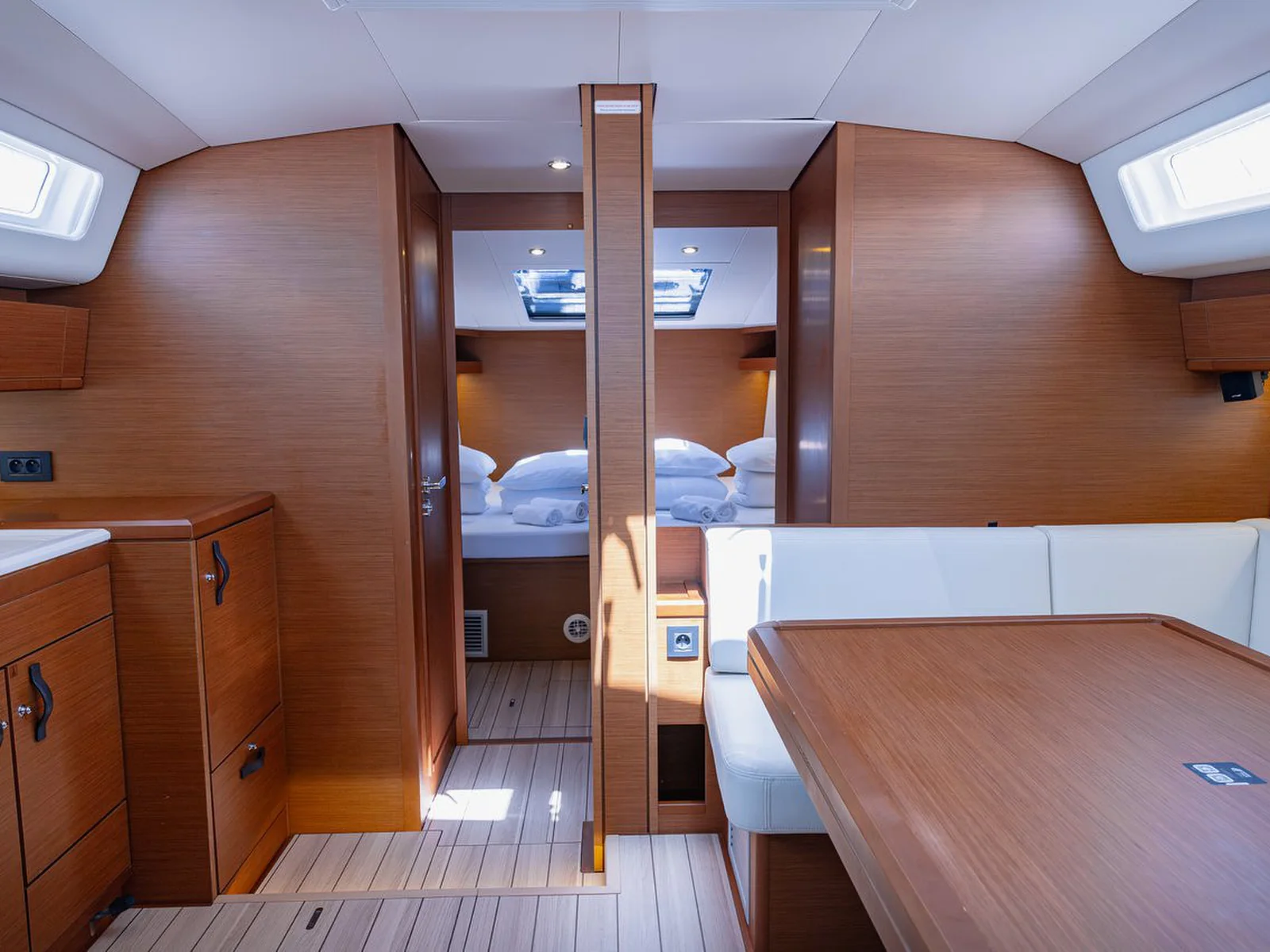 Yacht JEANNEAU 54 - El Yelmo - Foto 1