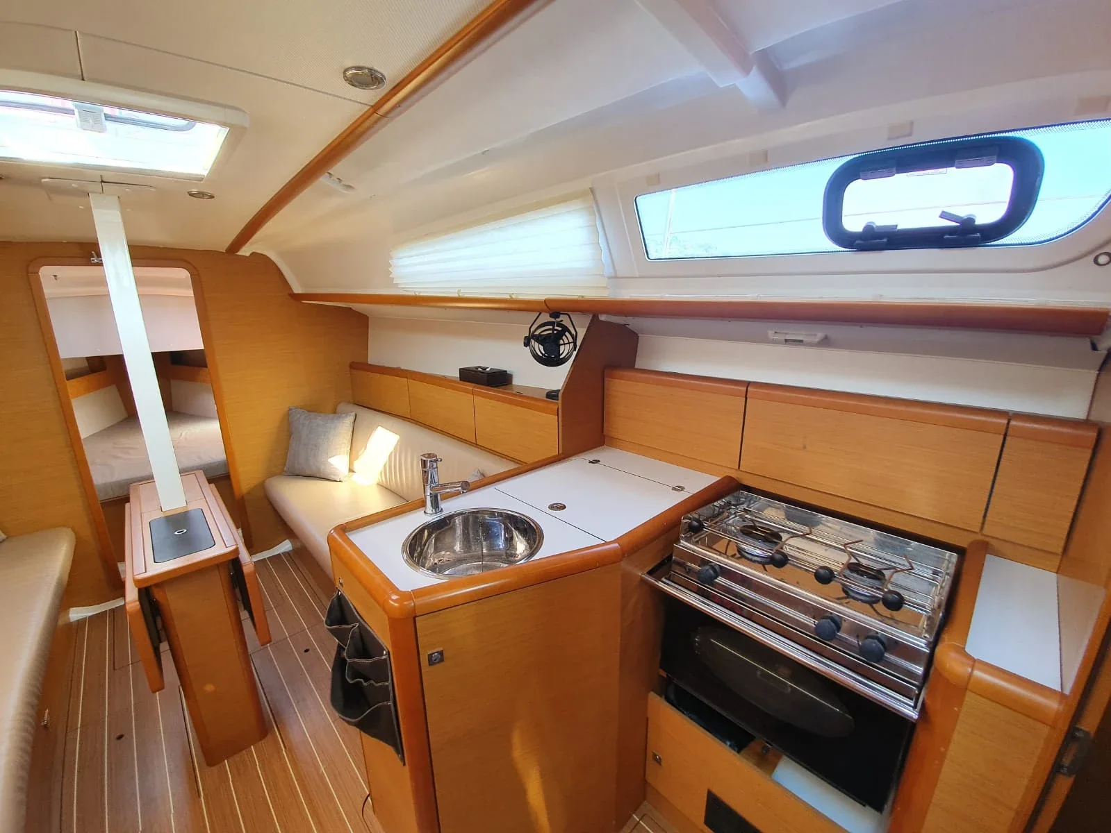 Yacht JEANNEAU Sun Odyssey 33i - Aqua - Foto 6