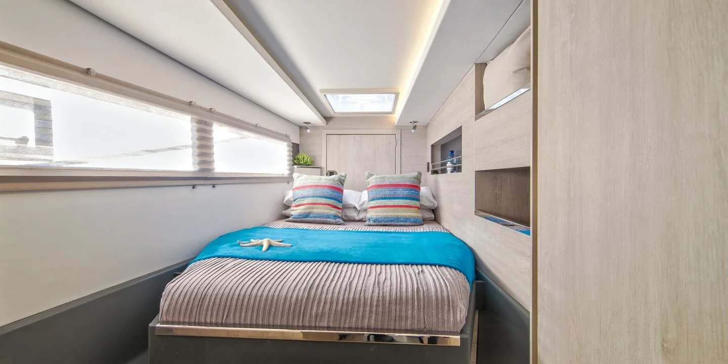 Yacht ROBERTSON AND CAINE Moorings 4500 L