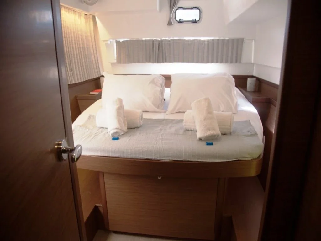Yacht LAGOON 42 - Stolos