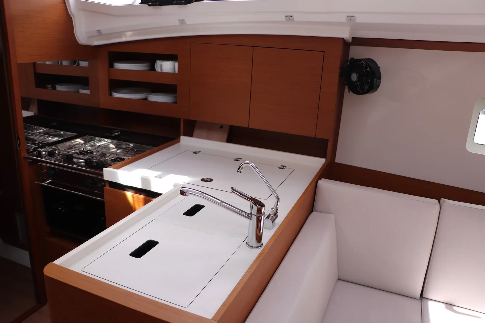 Yacht JEANNEAU Sun Odyssey 380 - Bura Kiss