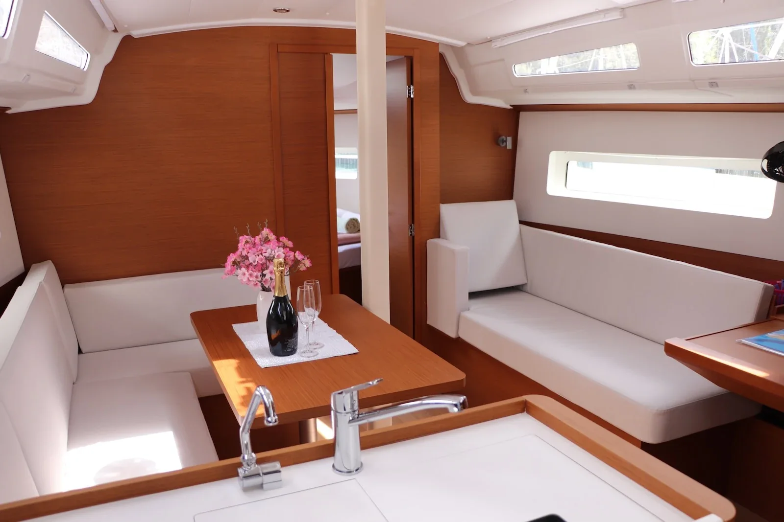 Yacht JEANNEAU Sun Odyssey 380 - Bura Kiss - Foto 1