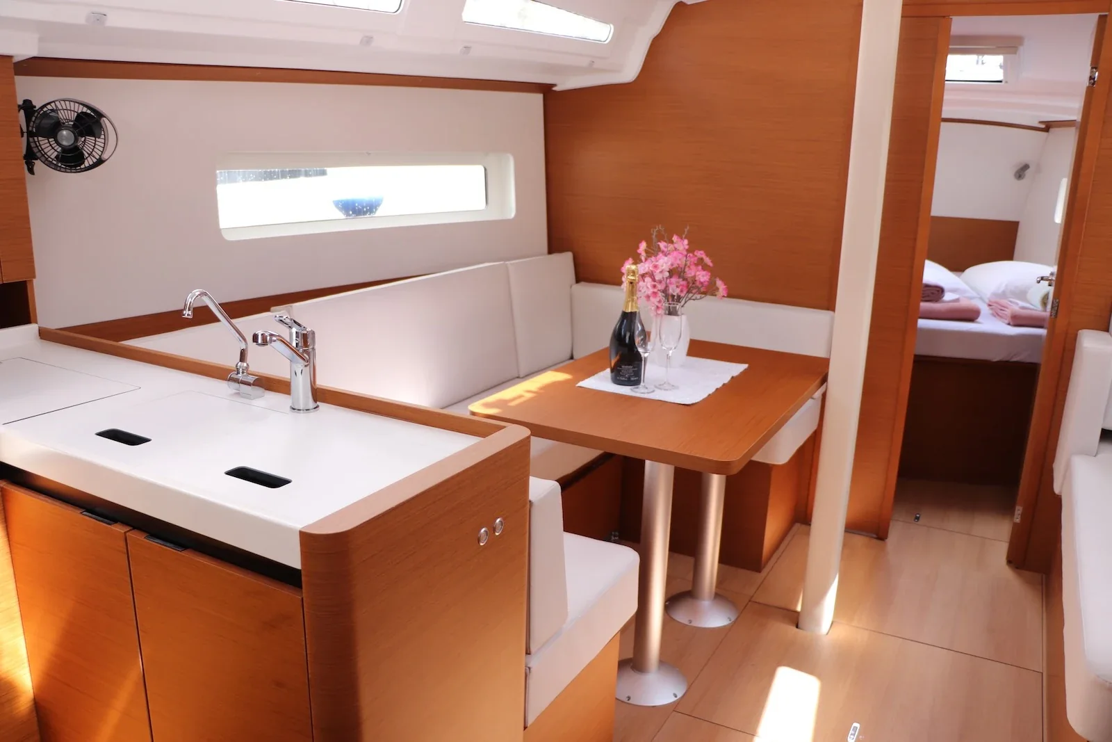 Yacht JEANNEAU Sun Odyssey 380 - Bura Kiss - Foto 1