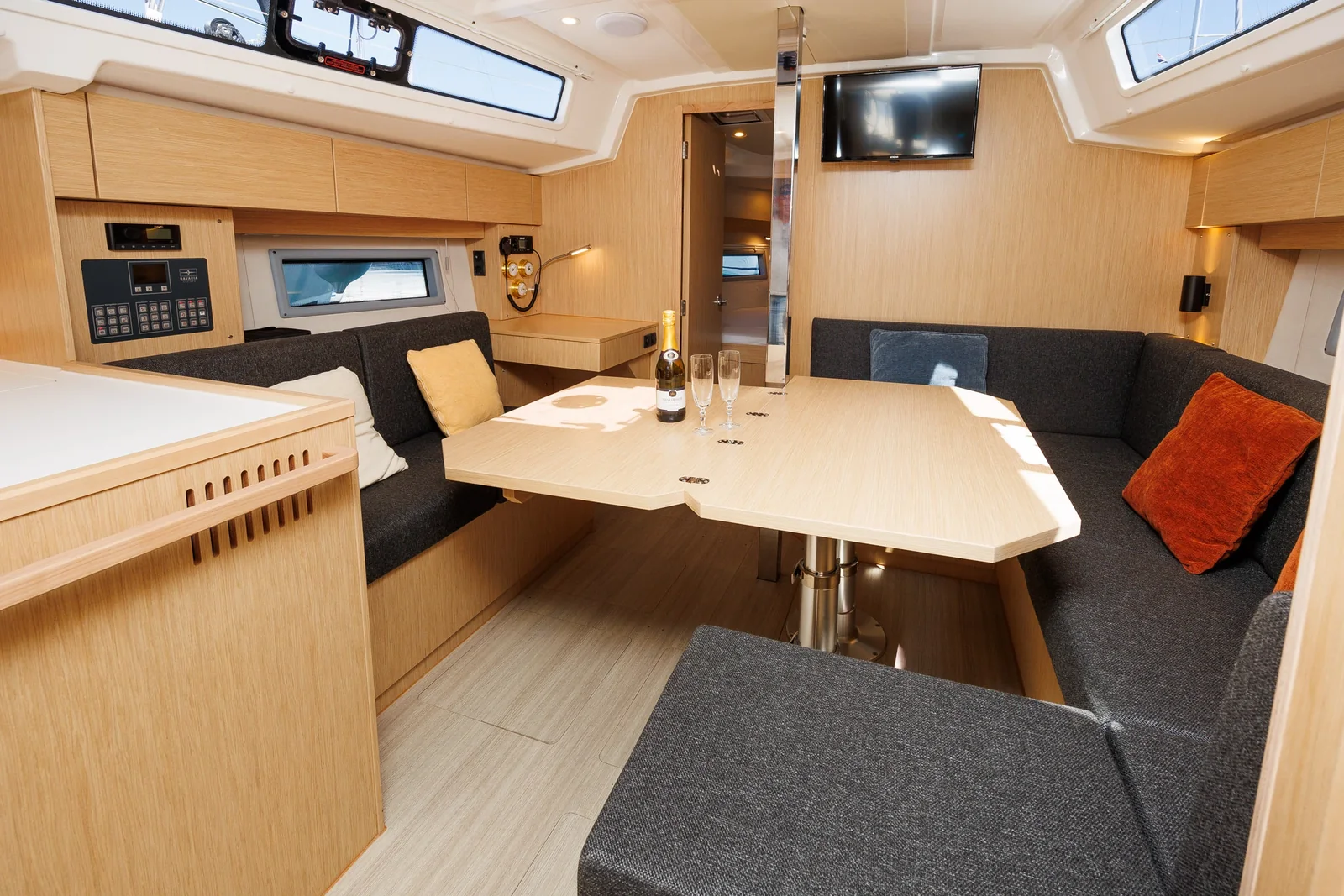 Yacht BAVARIA C38 - Petra - Foto 1