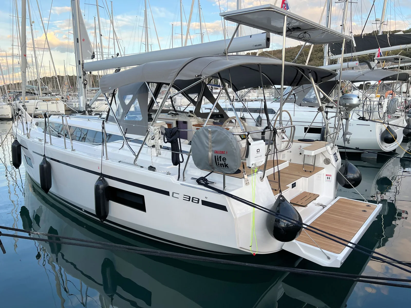 Yacht BAVARIA C38 - Mala Hana - Foto 1