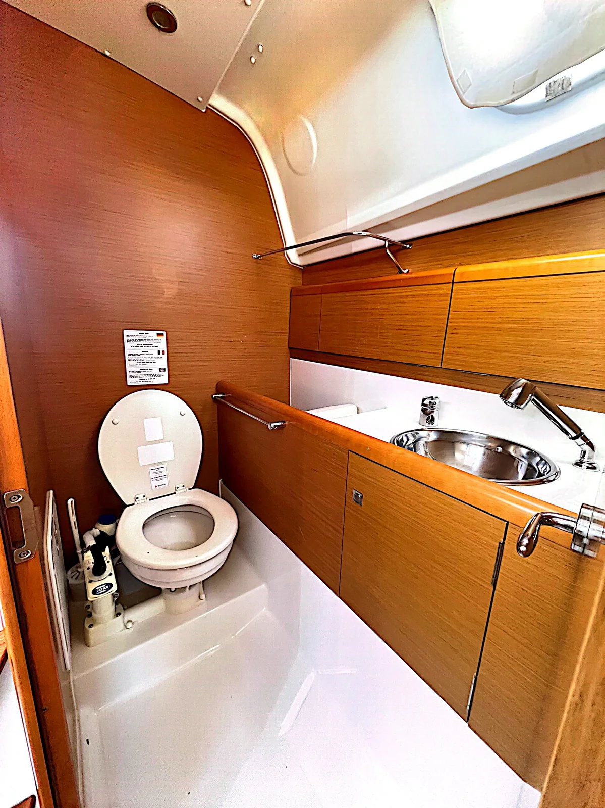Yacht JEANNEAU Sun Odyssey 33i - Nena - Foto 1