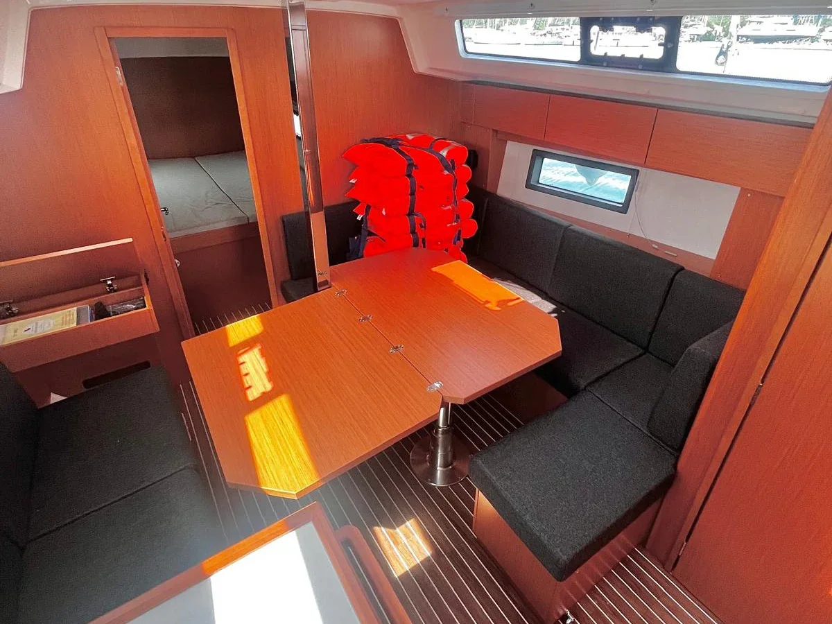 Yacht BAVARIA C38 - Arya