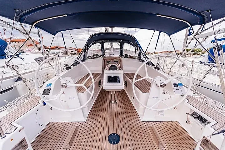 Yacht BAVARIA Cruiser 37 - Flinx