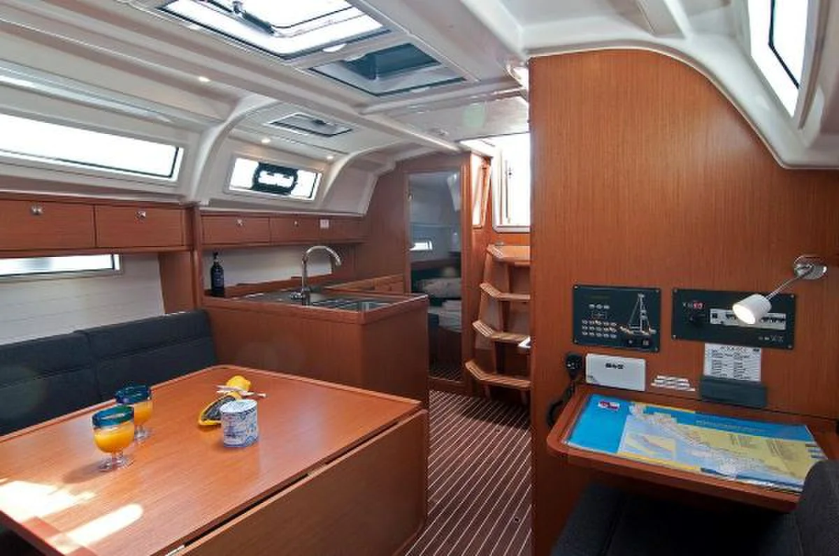 Yacht BAVARIA Cruiser 37 - Adria Nina