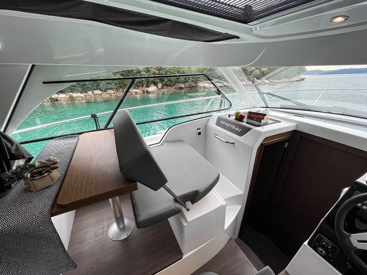 Yacht BENETEAU Antares 9 OB - Arya - Foto 1