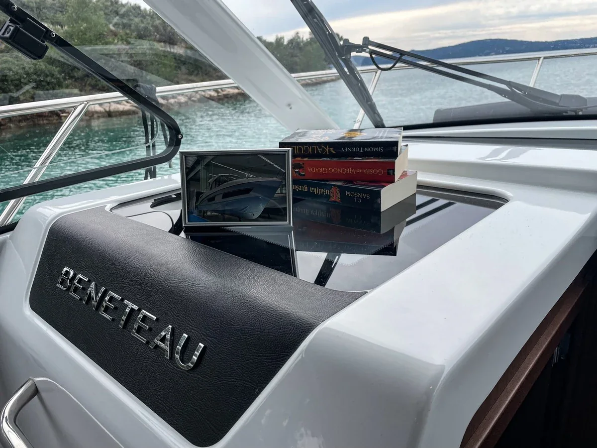 Yacht BENETEAU Antares 9 OB - Arya - Foto 1