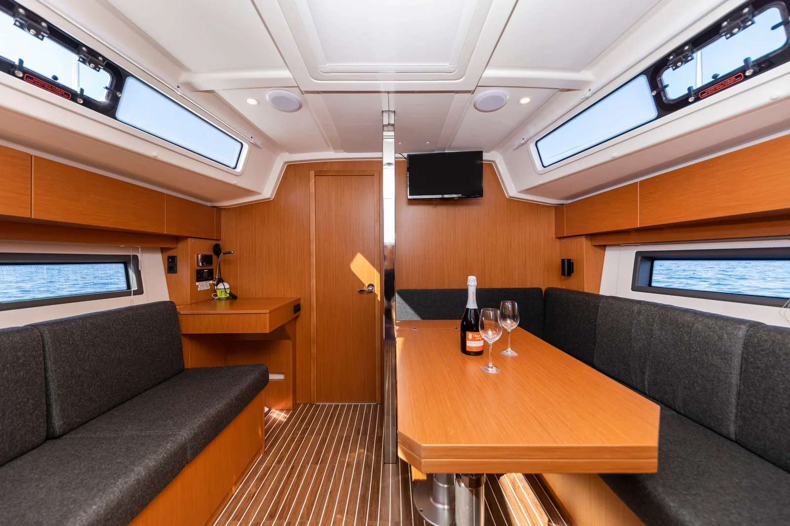 Yacht BAVARIA C38 - Martini - Foto 1