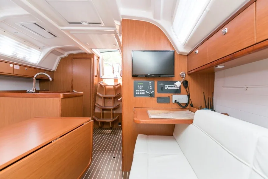 Yacht BAVARIA Cruiser 37 - Alani