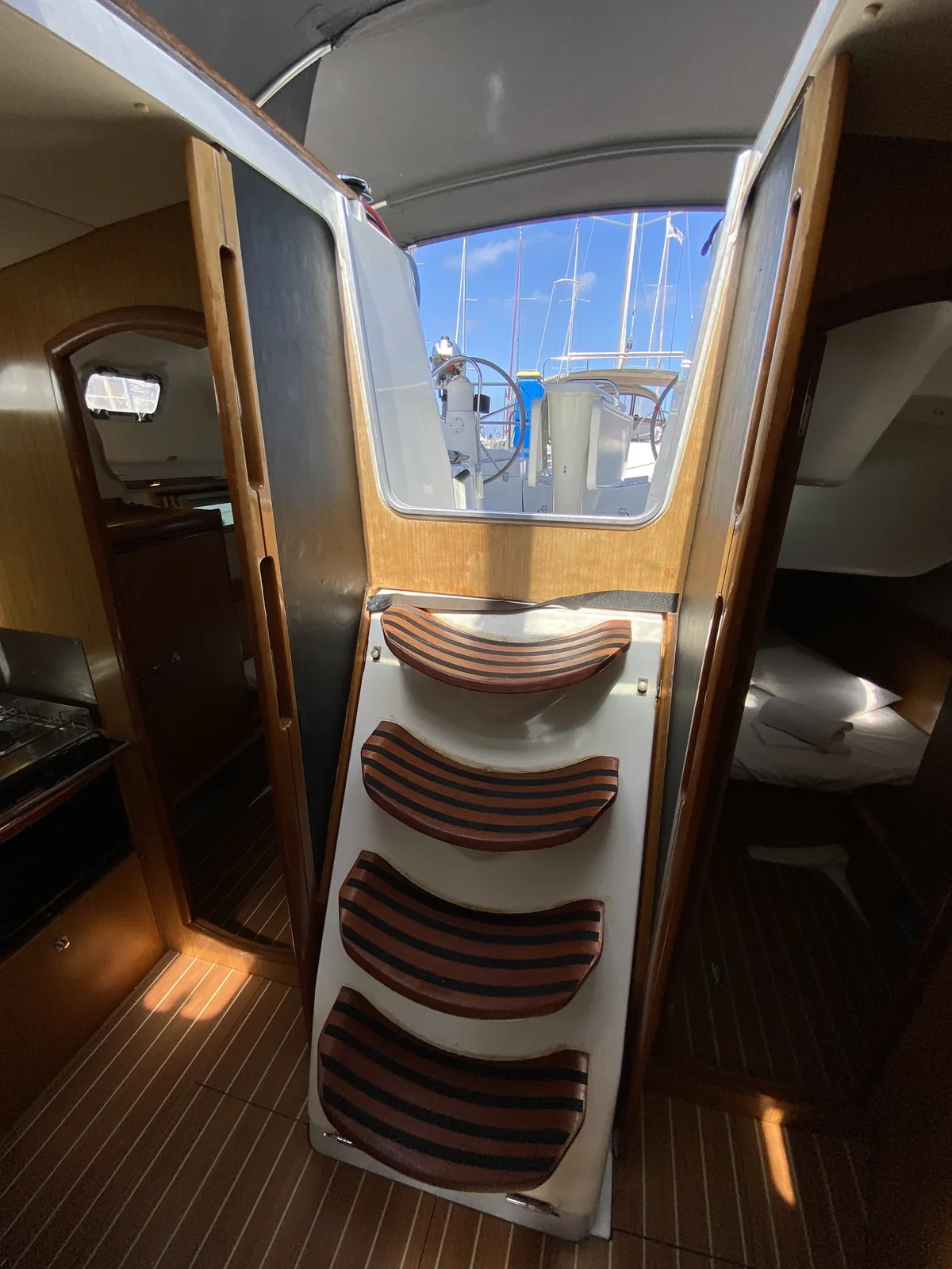 Yacht JEANNEAU Sun Odyssey 42i - Imagine - Foto 1
