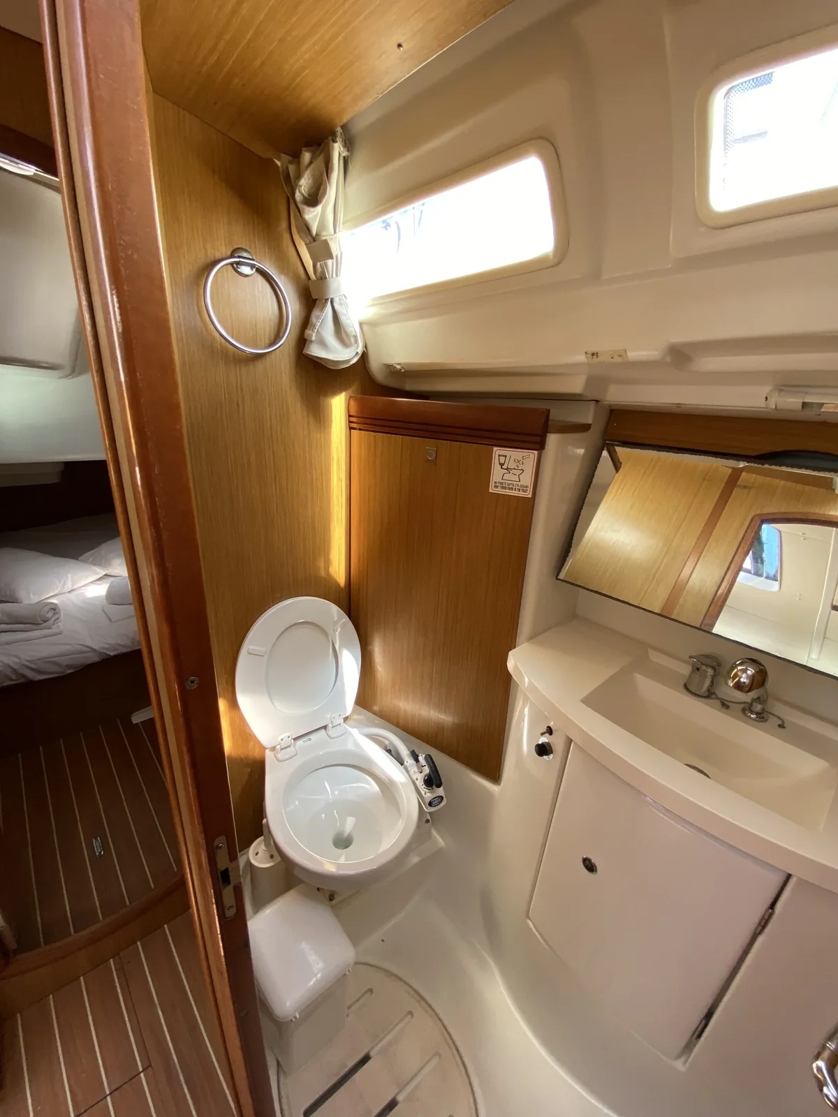 Yacht JEANNEAU Sun Odyssey 42i - Imagine - Foto 1