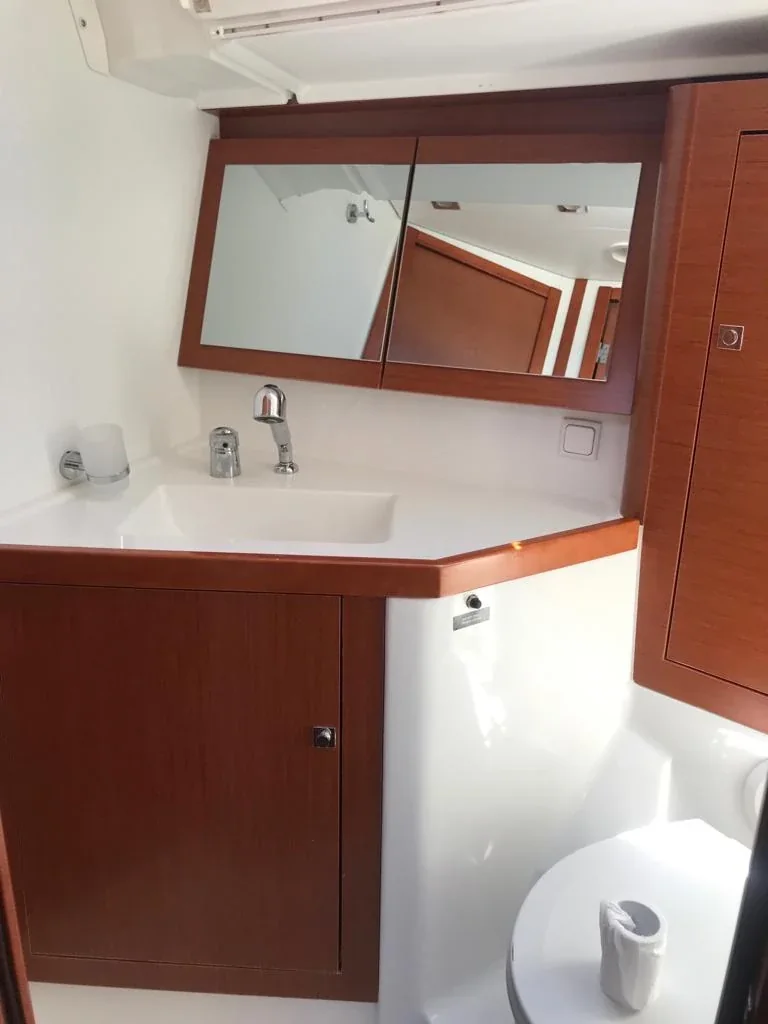Yacht BENETEAU Oceanis 45 - Alboran Gin Tonic - Foto 1