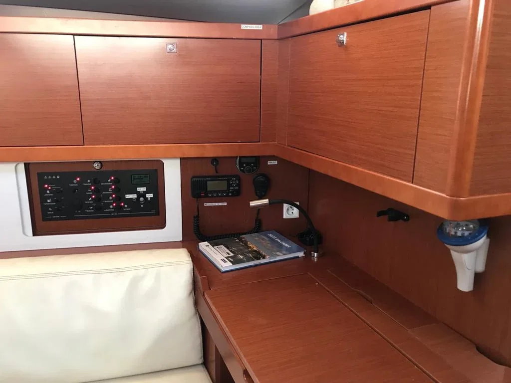 Yacht BENETEAU Oceanis 45 - Alboran Gin Tonic - Foto 1