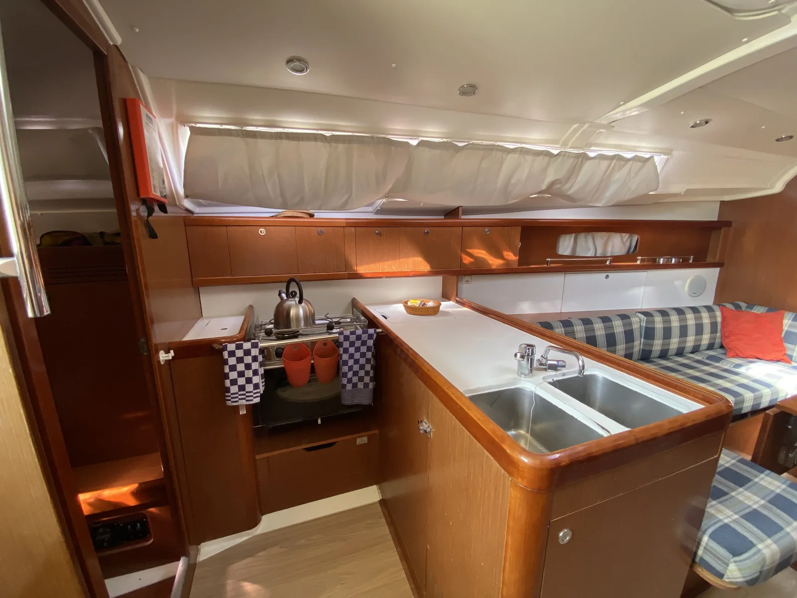 Yacht BENETEAU Oceanis 37 - Glen Rosa - Foto 1