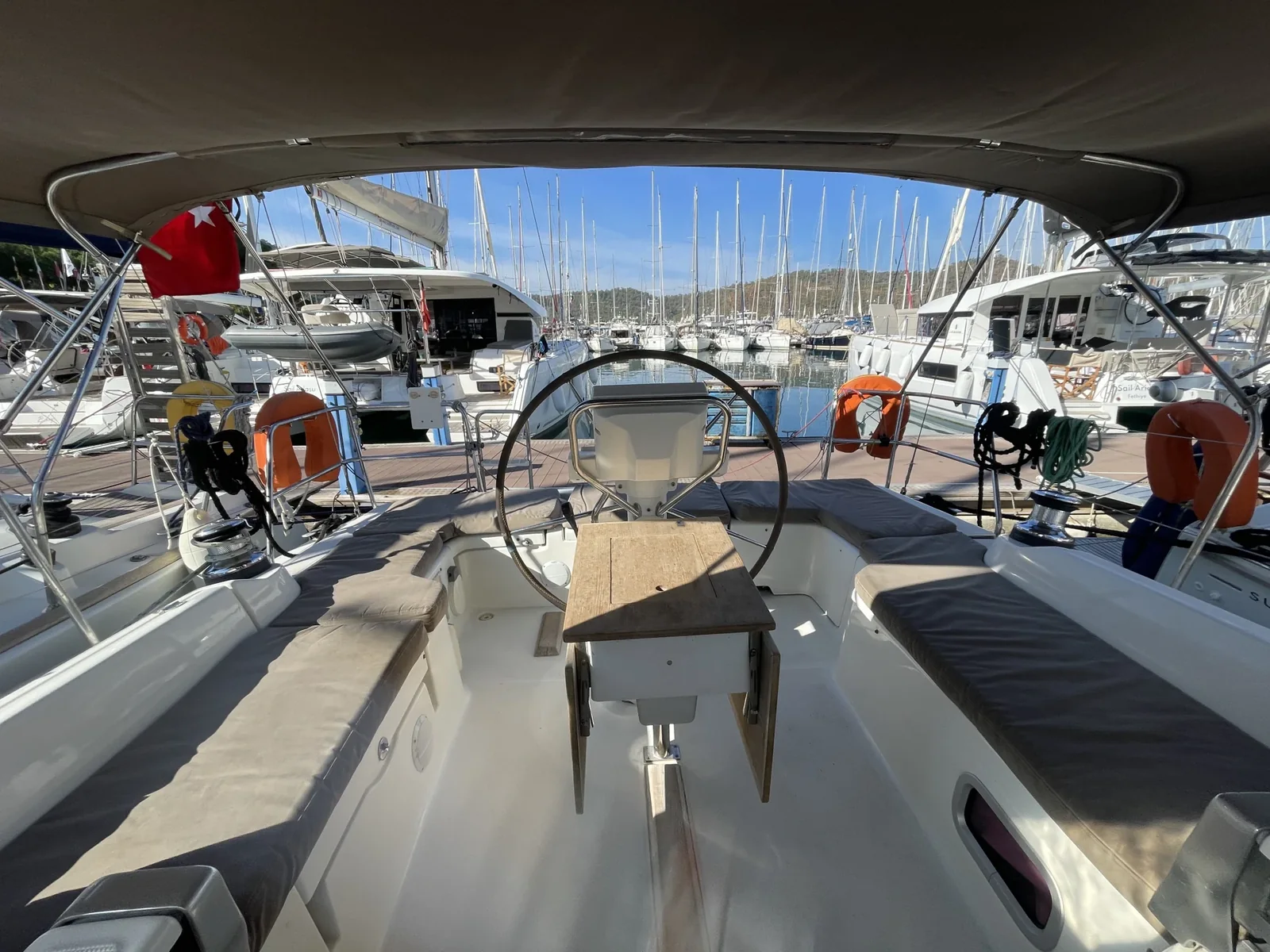 Yacht BENETEAU Oceanis 37 - Glen Rosa - Foto 1