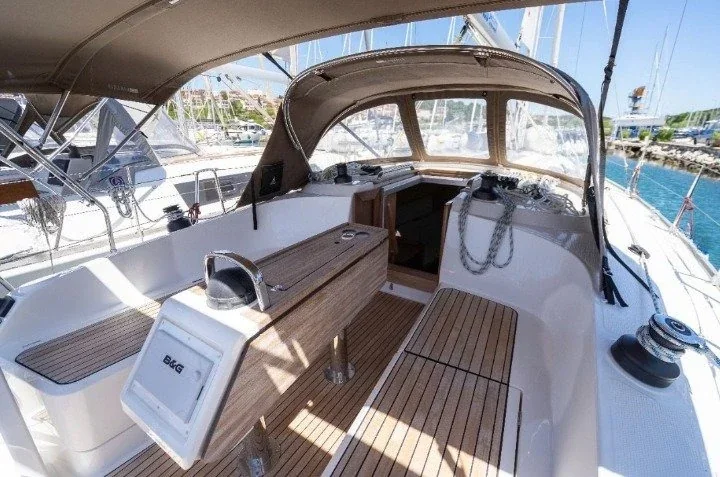 Yacht BAVARIA Cruiser 37 - Kata