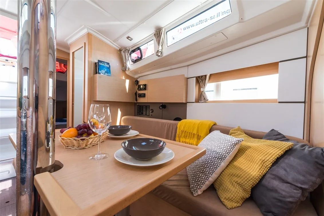 Yacht BENETEAU Oceanis 38 - Rusalka - Foto 1
