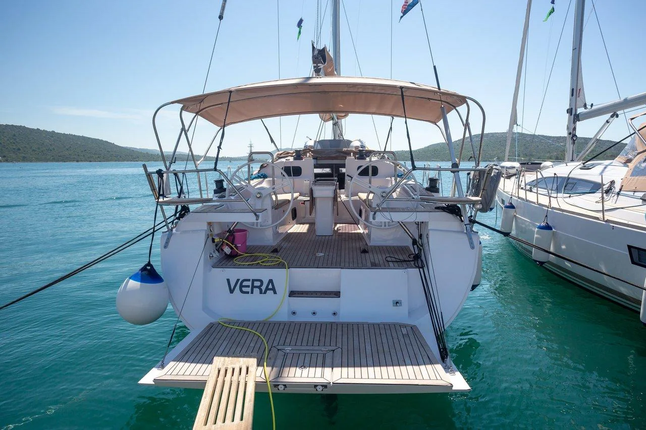 Vera - Main 1