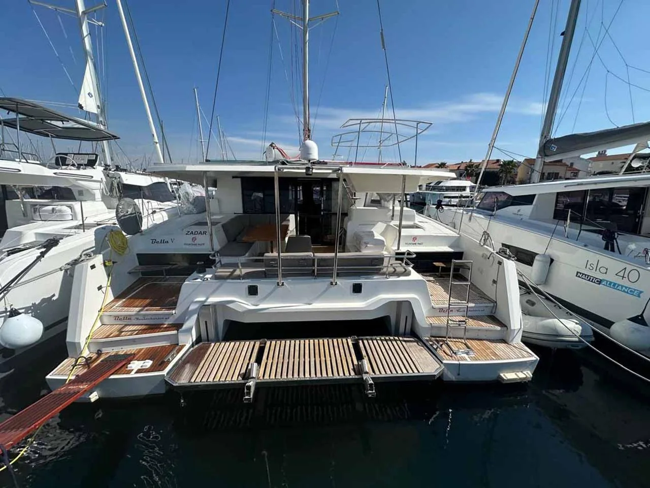 Bella V - Main 1
