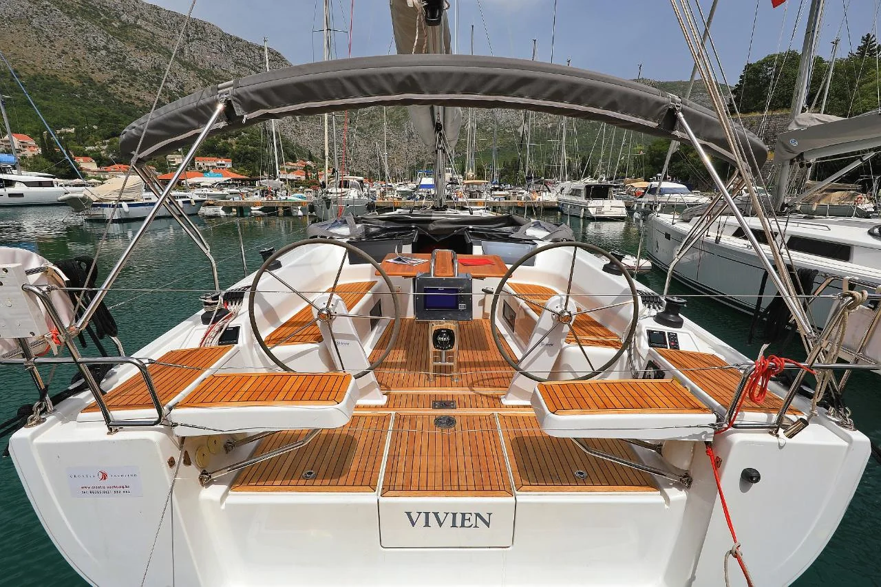 Vivien - Main 1