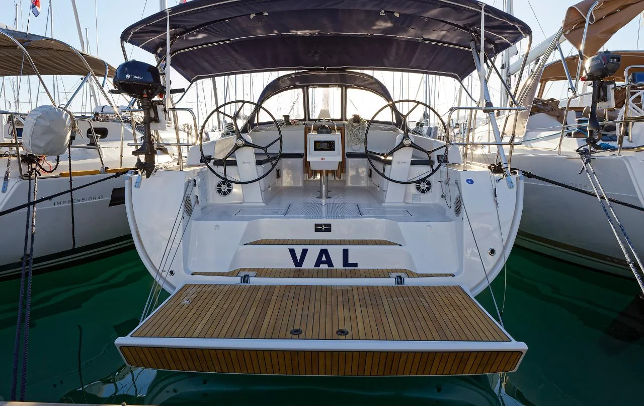 Val - Gallery 13