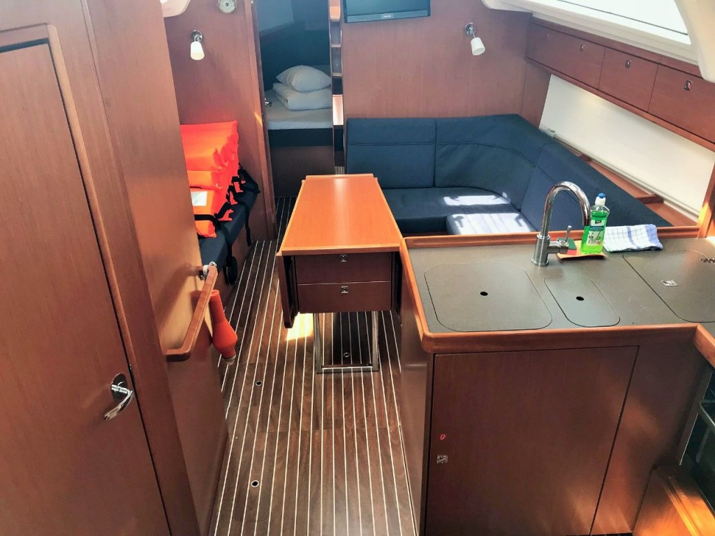 Yacht BAVARIA - Cruiser 37 "Maestral"