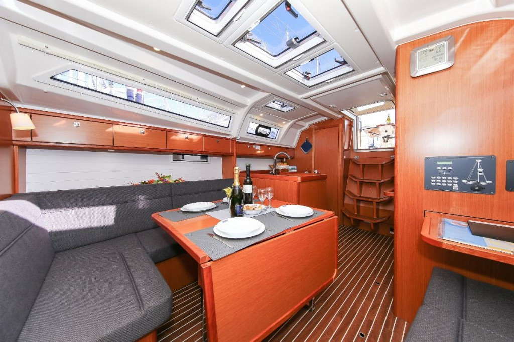 Yacht BAVARIA - Cruiser 37 "Bella Angelina"