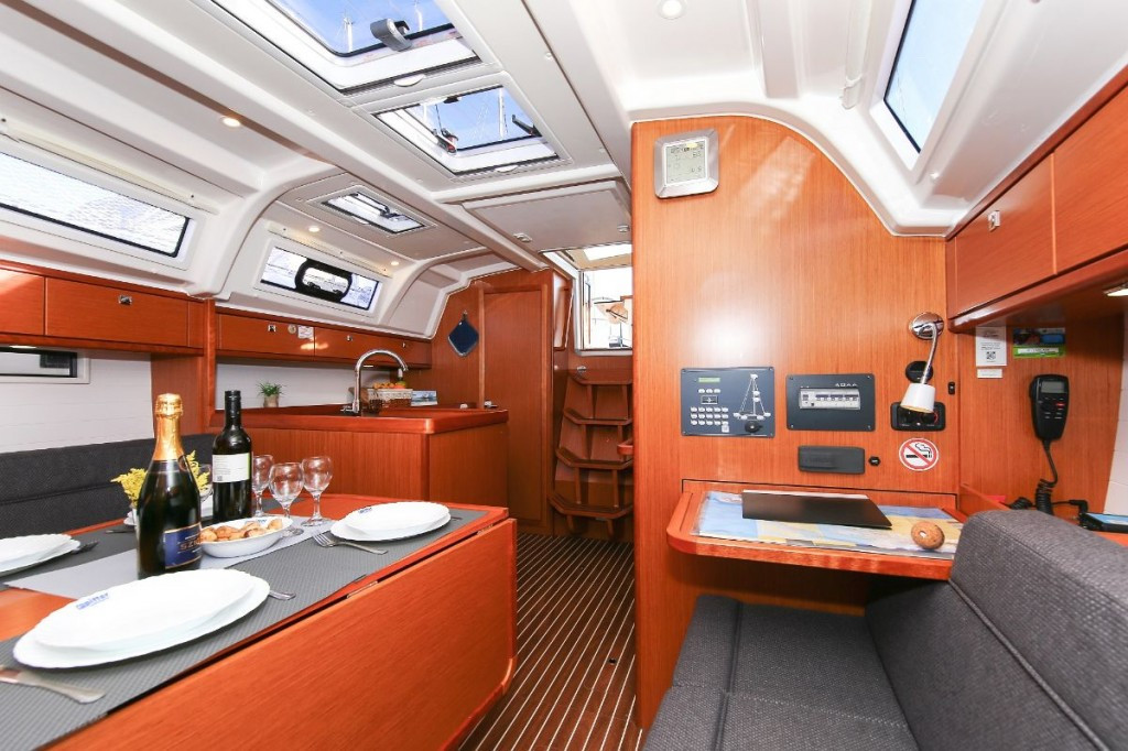 Yacht BAVARIA - Cruiser 37 "Bella Angelina"