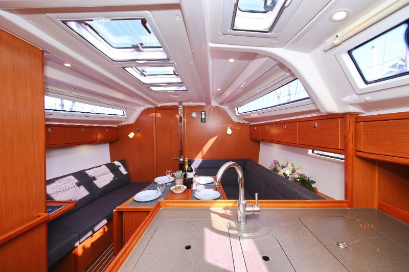 Yacht BAVARIA - Cruiser 37 "Adriana"