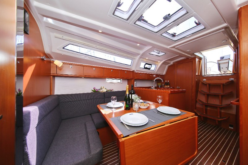 Yacht BAVARIA - Cruiser 37 "Adriana"