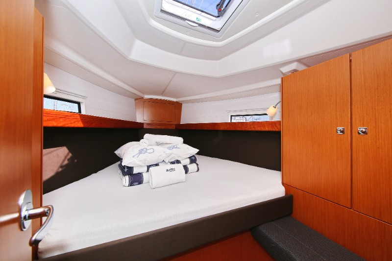 Yacht BAVARIA - Cruiser 37 "Adriana"