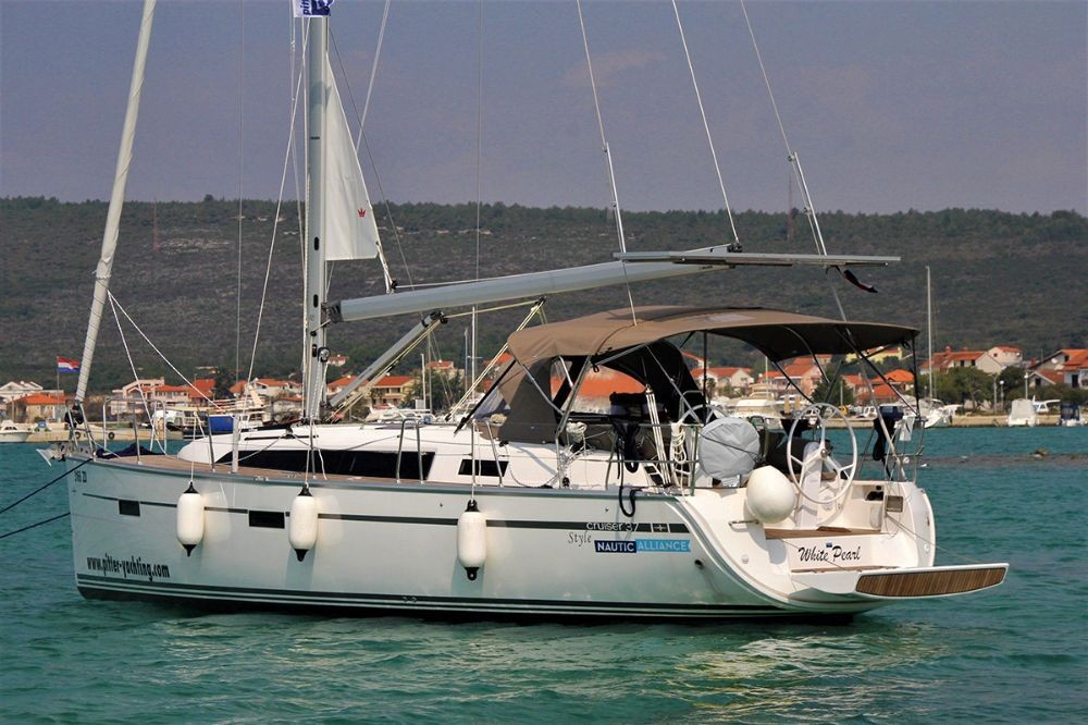 Yacht BAVARIA - Cruiser 37 "White Pearl"