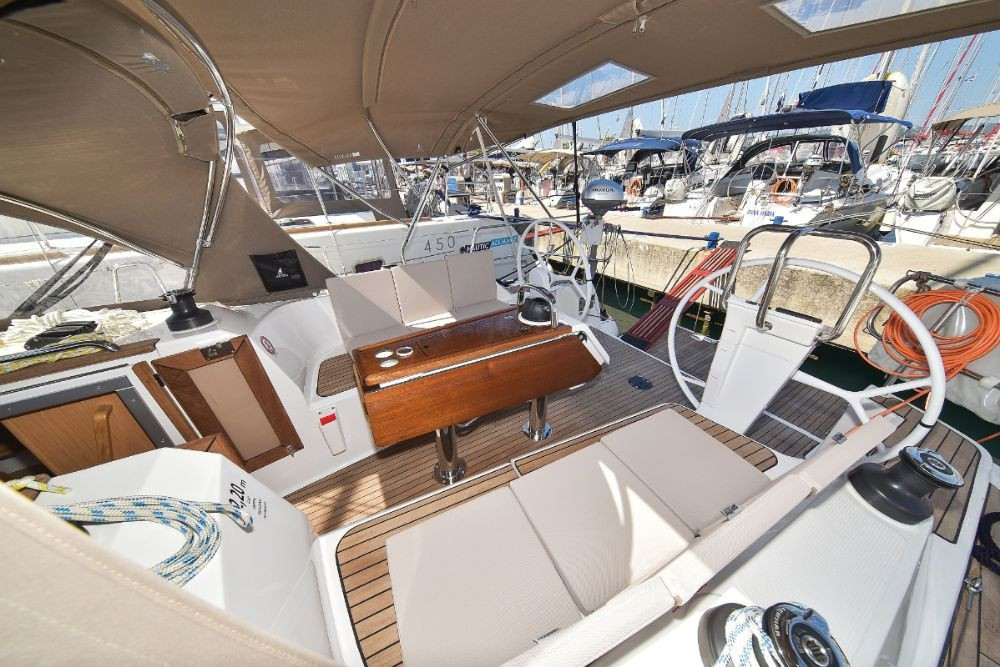 Yacht BAVARIA - Cruiser 37 "White Pearl"