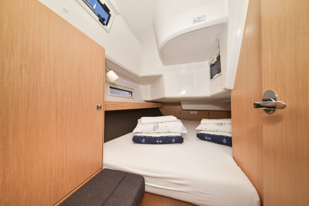 Yacht BAVARIA - Cruiser 37 "White Pearl"