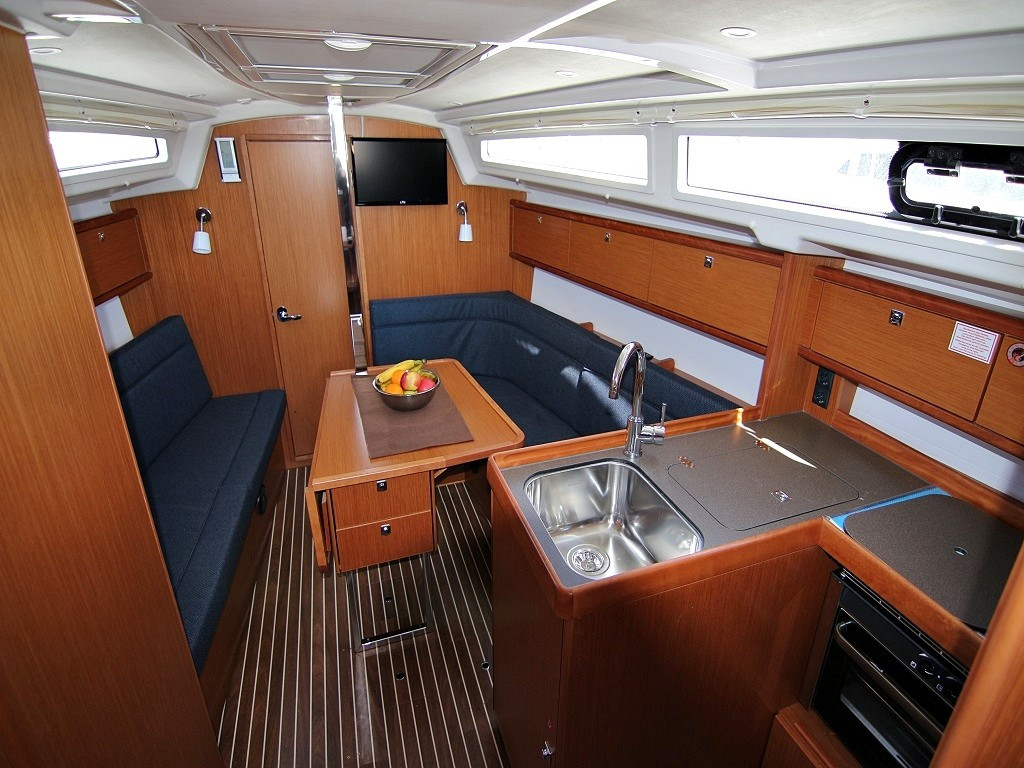 Yacht BAVARIA - Cruiser 34 "Bella"