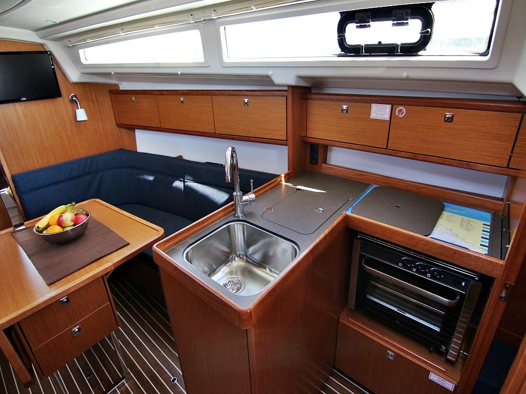 Yacht BAVARIA - Cruiser 34 "Bella"