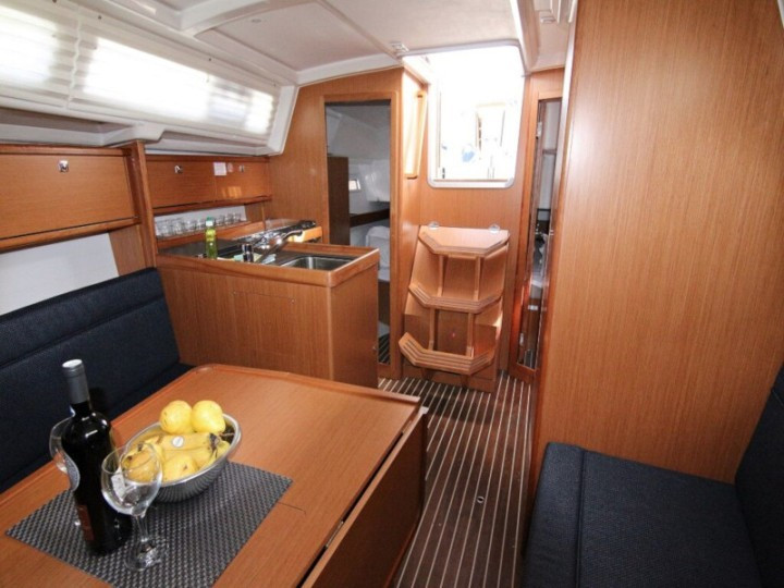 Yacht BAVARIA - Cruiser 34 "Lucy"